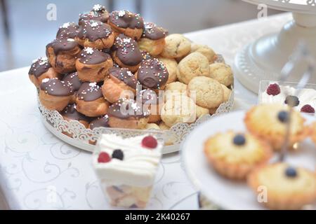 Mit Mini-Schokolade überzogene Eclare und Mandelgebäck Stockfoto