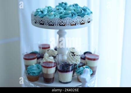 Muffin mit blauer Creme und Pudding in Schichten. Süßigkeitenbar Stockfoto
