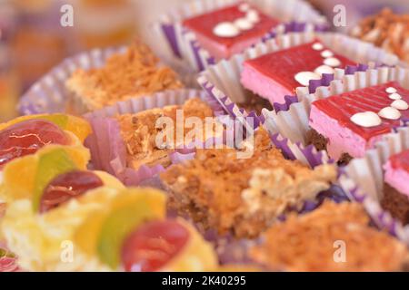Leckere Kuchen mit Erdbeeren, Früchten und Nüssen Stockfoto