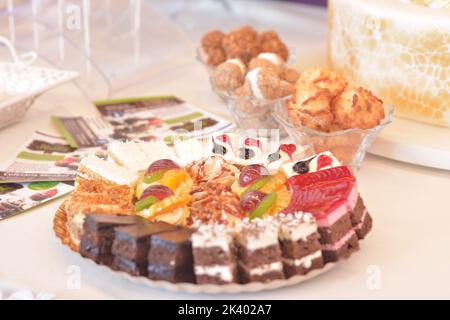 Platte mit verschiedenen Kuchen mit Creme in Schichten Stockfoto