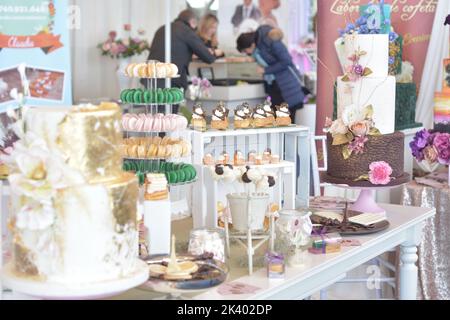 Dessert-Tabelle für eine Party. Kuchen, Muffins, süße und Blumen Stockfoto