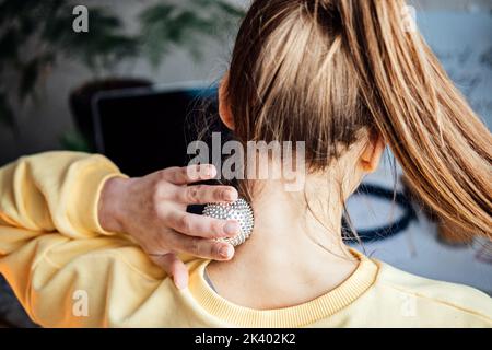 Kopf- und Nackenmassage Akupunktur Su Jok Ball gegen Osteochondrose. Sujok, su jok, su-jok traditionelle chinesische Medizin Therapie massieren Kugeln in Stockfoto
