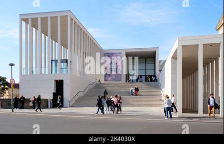 Berlin, 23. September 2022, Vorderansicht der James Simon Gallery mit Treppe, Kollonaden und Eingangsbereich. Stockfoto