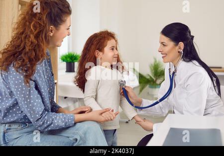 Glückliche kaukasische Frau Mutter mit Tochter sind an der Rezeption des Hausarztes oder freundlichen Kinderarzt Stockfoto