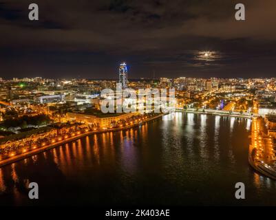 Böschung des zentralen Teiches und Plotinka in Jekaterinburg im Sommer oder in der frühen Herbstnacht. Nachtstadt im Frühherbst oder Sommer. Das historische Zentrum Stockfoto