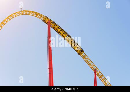 Amusement Trolley macht Kreis Schleife dreht sich auf den Kopf, Achterbahn Stockfoto