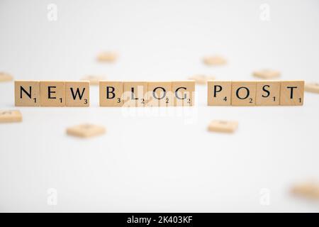 NEUES BLOG-POST-Wort auf weißem Hintergrund geschrieben. NEUER BLOG-POST-Text auf weiß für Ihre Entwürfe, Konzept. Stockfoto