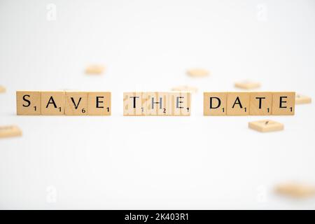 SPEICHERN SIE DAS DATUMSWORT auf weißem Hintergrund. SPEICHERN SIE DEN DATUMSTEXT auf weiß für Ihre Entwürfe, Konzept. Stockfoto