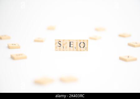 SEO Wort auf weißem Hintergrund geschrieben. SEO-Text auf weiß für Ihre Entwürfe, Konzept. Stockfoto