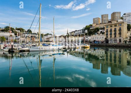 Die Boote, die im Hafen festgemacht sind, spiegeln sich im ruhigen Wasser des Binnendocks wider. Torquay, Devon, England, Großbritannien Stockfoto