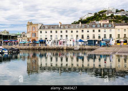 Harbourside Reflections in Calm Water in the Inner Dock, Torquay, Devon, England, Großbritannien, Großbritannien Stockfoto