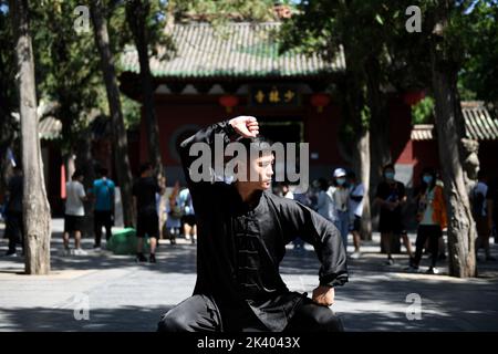 (220929) -- ZHENGZHOU, 29. September 2022 (Xinhua) -- Li Yinggang praktiziert Kampfkunst im Shaolin Tempel in Songshan, der zentralchinesischen Provinz Henan, 7. Juli 2022. Der 25-jährige Li Yinggang ist Coach an der Shaolin Tagou Martial Arts School in Songshan, der zentralchinesischen Provinz Henan. Im Alter von 9 Jahren begann er mit der Kampfkunst und wechselte 3 Jahre später in den freien Kampf. Seit seinem 16. Lebensjahr nimmt Li an den professionellen Freikampfwettbewerben Teil und gewann mehrmals die Titel nationaler und internationaler Veranstaltungen, darunter zwei goldene Gürtel der chinesischen Nationalen Freien Komba Stockfoto