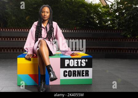 REDAKTIONELLE VERWENDUNG NUR die Laureate der jungen Menschen Theresa Lola enthüllt die Poets Corner in Canary Wharf, um den Black History Month zu feiern und jungen schwarzen Dichtern in ganz London eine Plattform zu bieten. Ausgabedatum: Donnerstag, 29. September 2022. Stockfoto