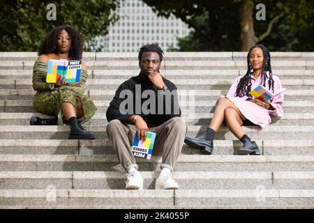 REDAKTIONELLE VERWENDUNG THERESA Lola (links) und die Dichter Sarah Aluko (rechts) und Jolade Olusanya enthüllen in Canary Wharf die Poets Corner, um den Black History Month zu feiern und jungen schwarzen Dichtern in ganz London eine Plattform zu bieten. Ausgabedatum: Donnerstag, 29. September 2022. Stockfoto