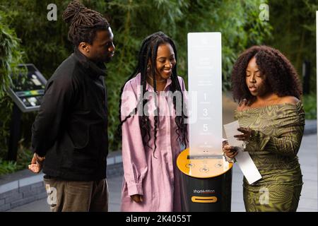 REDAKTIONELLE VERWENDUNG NUR die Laureatin der Jugend Theresa Lola (Mitte) und die Dichter Sarah Aluko (rechts) und Jolade Olusanya enthüllen die Poets Corner in Canary Wharf, um den Black History Month zu feiern und jungen schwarzen Dichtern in ganz London eine Plattform zu bieten. Ausgabedatum: Donnerstag, 29. September 2022. Stockfoto