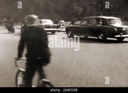 Juri Alexejewitsch Gagarin[A] ( 1934 – 1968). Ein Touristenfoto des Wagens mit Juri Gagarin bei seinem Besuch in London, Großbritannien, im Juli 1961. Der sowjetische Kosmonaut besuchte das Vereinigte Königreich, nachdem er am 12. April 1961 in Wostok I als erster Mensch ins All reiste ------- Туристический снимок автомобиля, перевозимого Юрием Гагариным во время его визита в Лондон, Великобритания в июле 1961 года. Советский космонавт посетил Соединенное Королевство, будучи первым человеком, отправившимся в космос 12 апреля 1961 года. Stockfoto