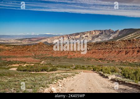 Yampa Plateau, Split Mountain Behind, Uinta Mountains in Far dist, Blick von der Blue Mountain Road unterhalb von Cliff Ridge, Dinosaur Natl Monument, Utah, USA Stockfoto