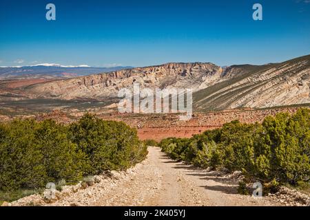 Yampa Plateau, Split Mountain Behind, Uinta Mountains in Far dist, Blick von der Blue Mountain Road unterhalb von Cliff Ridge, Dinosaur Natl Monument, Utah, USA Stockfoto