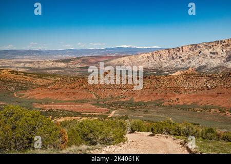 Yampa Plateau, Split Mountain Behind, Uinta Mountains in Far dist, Blick von der Blue Mountain Road unterhalb von Cliff Ridge, Dinosaur Natl Monument, Utah, USA Stockfoto