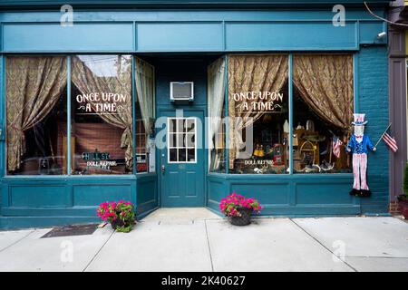 Das Äußere von ONCE UPON A TIME, einem Antiquitätengeschäft in der Main Street in Cold Spring, NY. Im Fenster ist ein Zeichen, dass sie sich auf die Puppenreparatur spezialisiert haben. Stockfoto