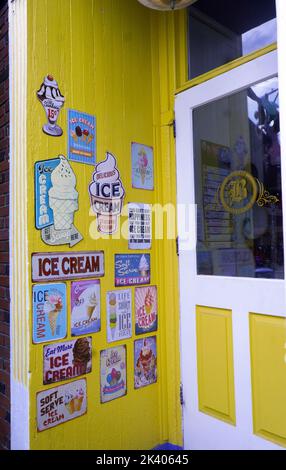 Der Eingang zum Bozerinos Ice Cream Place in der Main Street im Cold Spring New York. Es ist mit alten Kunstschildern dekoriert. Stockfoto