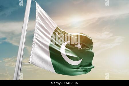 Die pakistanische Nationalflagge winkt in einem wunderschönen Himmel. Stockfoto