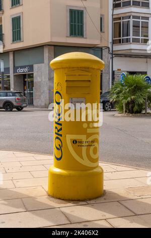 Felanitx, Spanien; september 21 2022: Gelbes Postfach für den Versand von Postbriefen des spanischen Staatsunternehmens Correos y Telegrafos, das sich in der befindet Stockfoto