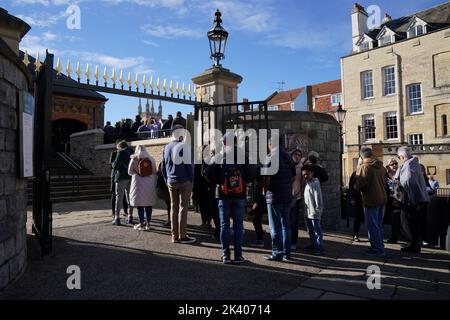 Die Menschen stehen vor der Tür, als Schloss Windsor und St. George's Chapel zum ersten Mal seit dem Tod von Königin Elizabeth II. Wieder für die Öffentlichkeit zugänglich sind. Die ersten Mitglieder der Öffentlichkeit werden die letzte Ruhestätte der Königin besuchen und den Hauptstein in der George VI Memorial Chapel sehen können, die mit ihrem Namen beschriftet ist. Bilddatum: Donnerstag, 29. September 2022. Stockfoto