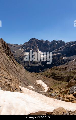 Cirque de Gavarnie, mit der Gavarnie fällt Blick vom Pass Sarradets, französischen Pyrenäen Stockfoto