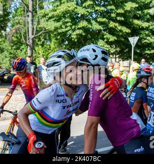 I complimenti di Elisa Longo Borghini (Fiamme oro) a Elisa Balsamo (Trek-Segafredo) dopo l'arrivo del campionato italiano donne 2022 Stockfoto