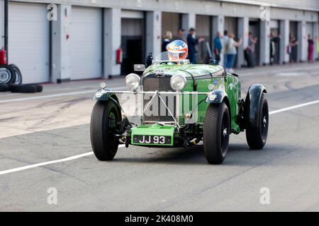 Michael Birch fährt mit seinem Green, 1933, Talbot AV105 Brooklands, beim Start des MRL Pre-war Sports Cars 'BRDC 500' Race. Stockfoto