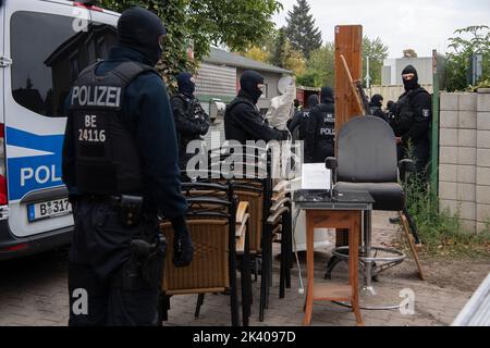 Berlin, Deutschland. 29. September 2022. Polizeibeamte stehen unter beschlagnahmten Objekten auf dem Gelände der Rockergruppe 'Hells Angels MC Berlin Central' in Berlin. Aufgrund krimineller Aktivitäten wurde die Gruppe vom Berliner Innensenator verboten und aufgelöst. Quelle: Paul Zinken/dpa/Alamy Live News Stockfoto