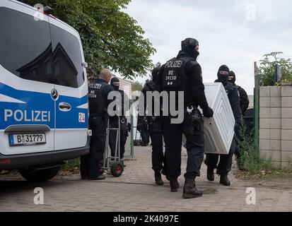 Berlin, Deutschland. 29. September 2022. Polizisten tragen eine Waschmaschine aus dem Gelände der Rockergruppe 'Hells Angels MC Berlin Central' in Berlin. Aufgrund krimineller Aktivitäten wurde die Gruppe vom Berliner Innensenator verboten und aufgelöst. Quelle: Paul Zinken/dpa/Alamy Live News Stockfoto