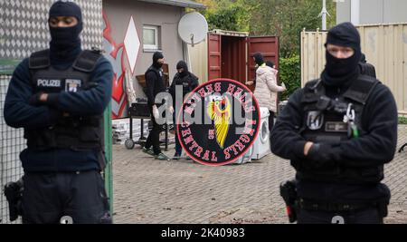 Berlin, Deutschland. 29. September 2022. Polizeibeamte stehen vor dem Gelände der Rockergruppe 'Hells Angels MC Berlin Central' in Berlin. Aufgrund krimineller Aktivitäten wurde die Gruppe vom Berliner Innensenator verboten und aufgelöst. Quelle: Paul Zinken/dpa/Alamy Live News Stockfoto