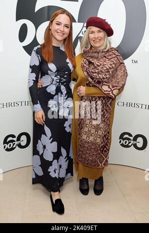 Grace Arnold und Meg Simmonds kommen zur Sixty Years of James Bond-Auktion in Christies Auktionshaus im Zentrum von London. Bilddatum: Mittwoch, 28. September 2022. Stockfoto