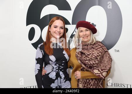 Grace Arnold und Meg Simmonds kommen zur Sixty Years of James Bond-Auktion in Christies Auktionshaus im Zentrum von London. Bilddatum: Mittwoch, 28. September 2022. Stockfoto