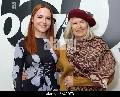 Grace Arnold und Meg Simmonds kommen zur Sixty Years of James Bond-Auktion in Christies Auktionshaus im Zentrum von London. Bilddatum: Mittwoch, 28. September 2022. Stockfoto