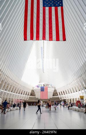 Die Innenräume des Bahnhofs des World Trade Center (PATH), auch bekannt als Oculus, wurden vom Architekten Santiago Calatrava, Manhattan, New York, USA, entworfen Stockfoto