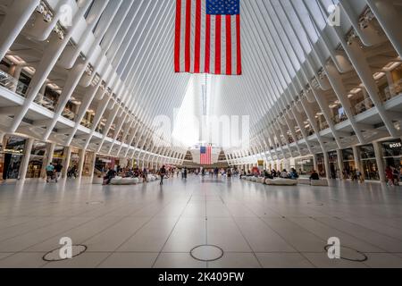 Die Innenräume des Bahnhofs des World Trade Center (PATH), auch bekannt als Oculus, wurden vom Architekten Santiago Calatrava, Manhattan, New York, USA, entworfen Stockfoto