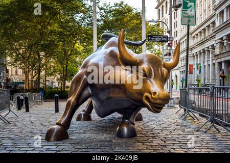 Die Bronzeskulptur „Charging Bull“, Lower Manhattan, New York, USA Stockfoto