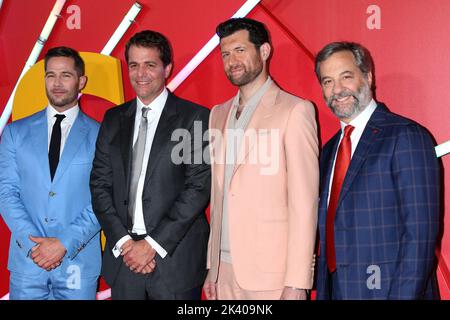 28. September 2022, Los Angeles, CA, USA: LOS ANGELES - SEP 28: Luke Macfarlane, Nichola Stoller, Billy Eichner, Judd Apatow bei der Bros Premiere im Regal LA Live am 28. September 2022 in Los Angeles, CA (Bildquelle: © Kay Blake/ZUMA Press Wire) Stockfoto