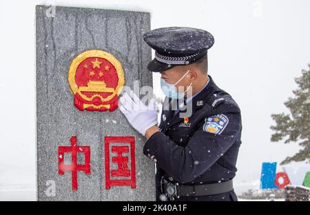 MOHE, CHINA - SEPTEMBER 29 2022 - die Grenzverwaltungseinheit des Großraums Khingangebirge führt Patriotismus-Erziehung zum Immigrationsmanagement durch Stockfoto