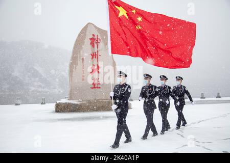 MOHE, CHINA - 29 2022. SEPTEMBER - Polizeibeamte der Einwanderungsverwaltung führen im Dorf Beiji eine Fußpatrouille im Grenzgebiet durch Schnee und Schnee Stockfoto