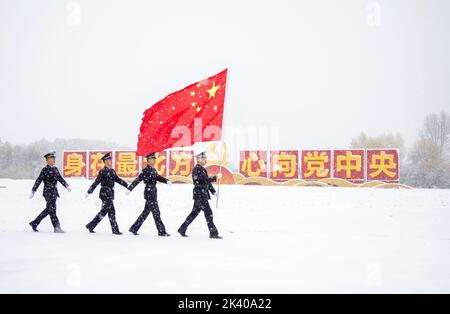 MOHE, CHINA - 29 2022. SEPTEMBER - Polizeibeamte der Einwanderungsverwaltung führen im Dorf Beiji eine Fußpatrouille im Grenzgebiet durch Schnee und Schnee Stockfoto