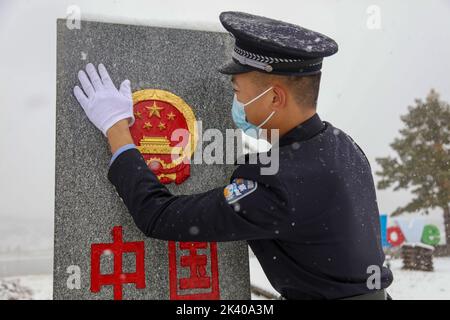 MOHE, CHINA - SEPTEMBER 29 2022 - die Grenzverwaltungseinheit des Großraums Khingangebirge führt Patriotismus-Erziehung zum Immigrationsmanagement durch Stockfoto