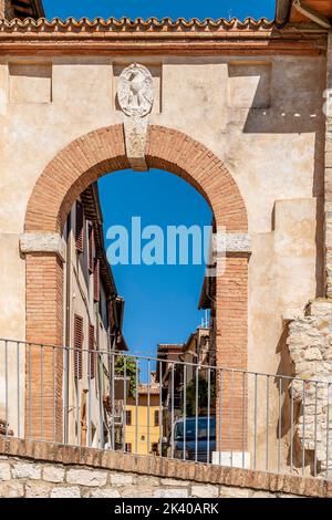 Die Porta Nuova, einer der Zugangspunkte zum historischen Zentrum von Todi, Perugia, Italien Stockfoto