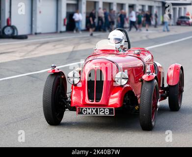 Peter Dubskys Red, 1937, Aston Martin 15/98 2-Sitzer in der Boxengasse beim Start des MRL Pre-war Sports Cars 'BRDC 500' Race Stockfoto