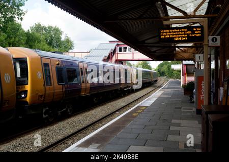 Zug der West Midlands Railway am Bahnhof Henley-in-Arden, Warwickshire, England, Großbritannien Stockfoto