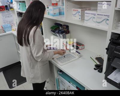 Apotheker in nicht-medizinischer Kleidung Stockfoto