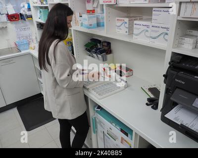 Apotheker in nicht-medizinischer Kleidung Stockfoto